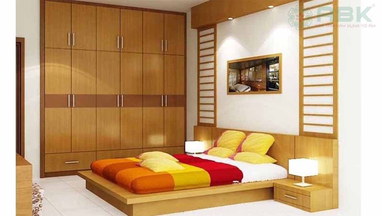 Trang trí phòng ngủ bố mẹ nên lựa chọn gam màu đơn giản và các loại tủ âm tường