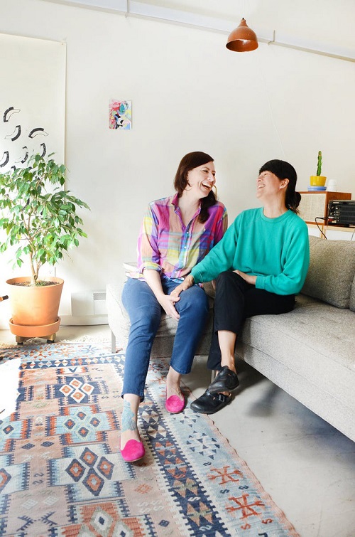 Ngôi nhà độc đáo được trang trí bằng đồ cũ tái chế của hai bạn nữ