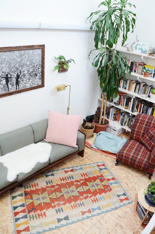 Ngôi nhà độc đáo được trang trí bằng đồ cũ tái chế của hai bạn nữ