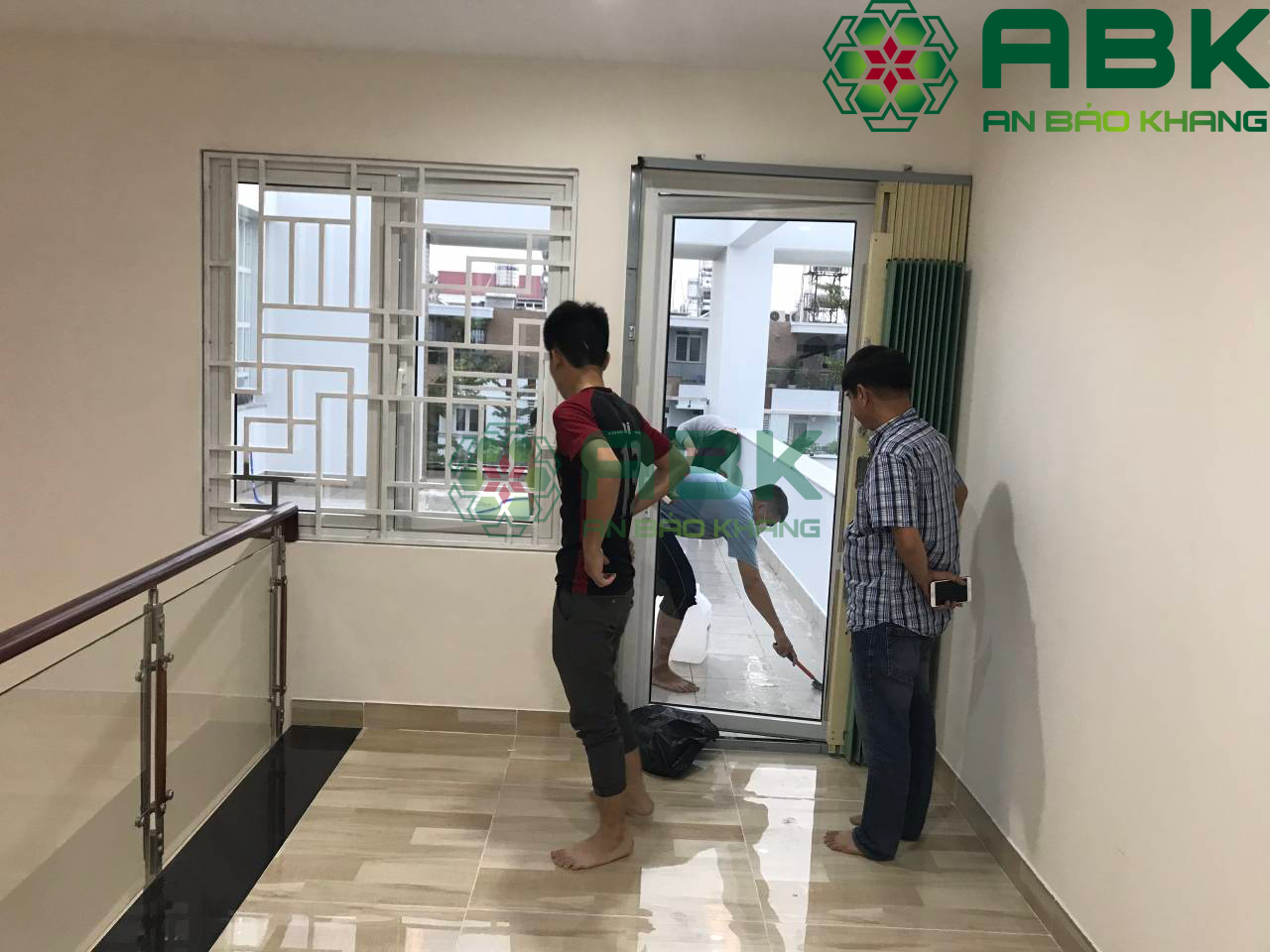 Vệ sinh sạch sẽ công trình trước khi bàn giao