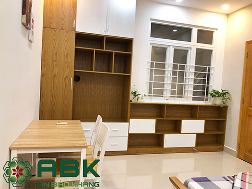 Nội thất khu vực phòng sinh hoạt và phòng đọc sách của ngôi nhà 4 tầng 4x17m