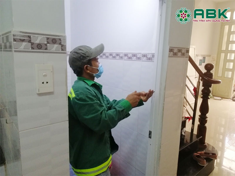 Thi công tháo cửa nhà vệ sinh thay cửa mới