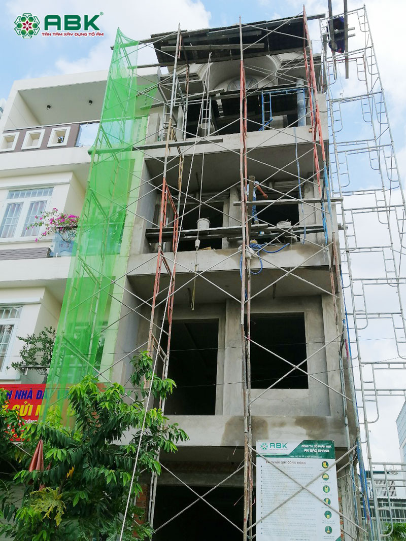 Bảng hiệu công ty An Bảo Khang được treo tại công trình xây dựng nhà anh Vinh tại Bình Dương