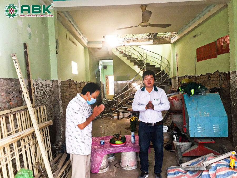 Thợ An Bảo Khang và gia chủ cúng thi công sửa chữa nhà quận 4
