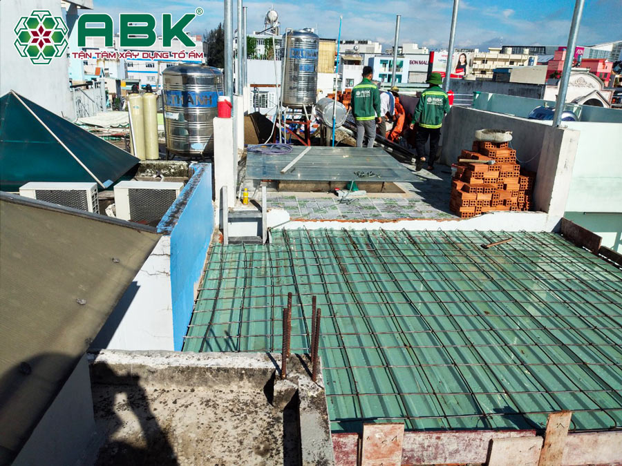 Thi công làm sàn giả lắp mái tôn nhà anh Hiệp Quận Bình Tân