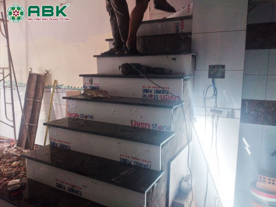 Thi công lắp đá cầu thang nhà anh Tuấn Quận 12