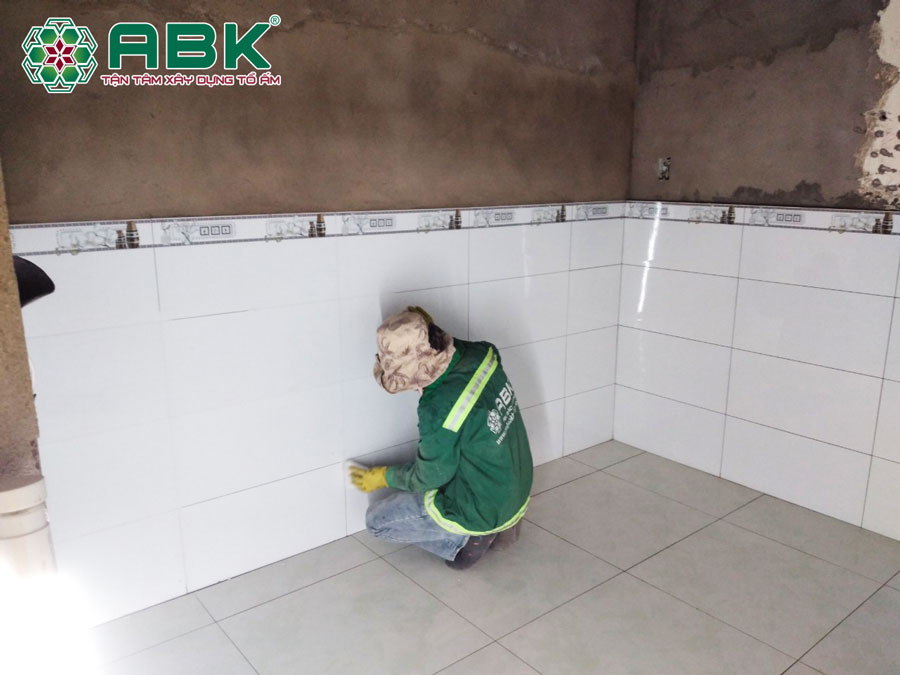 Thi công ốp lát gạch nền và tường nhà anh Tuấn quận 12