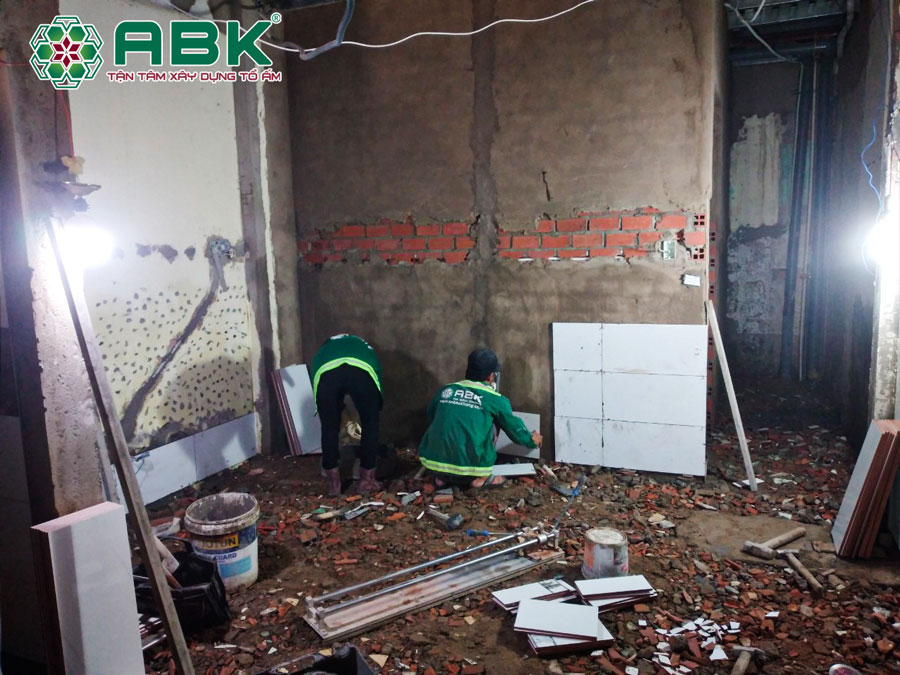 Thi công ốp lát gạch nền và tường nhà anh Tuấn quận 12