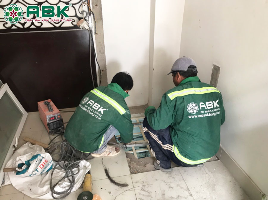 Thi công ốp lát gạch tầng lửng nhà anh Sơn