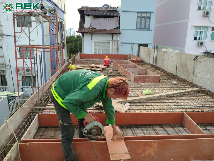 Thi công đan thép tầng thượng nhà anh Lộc