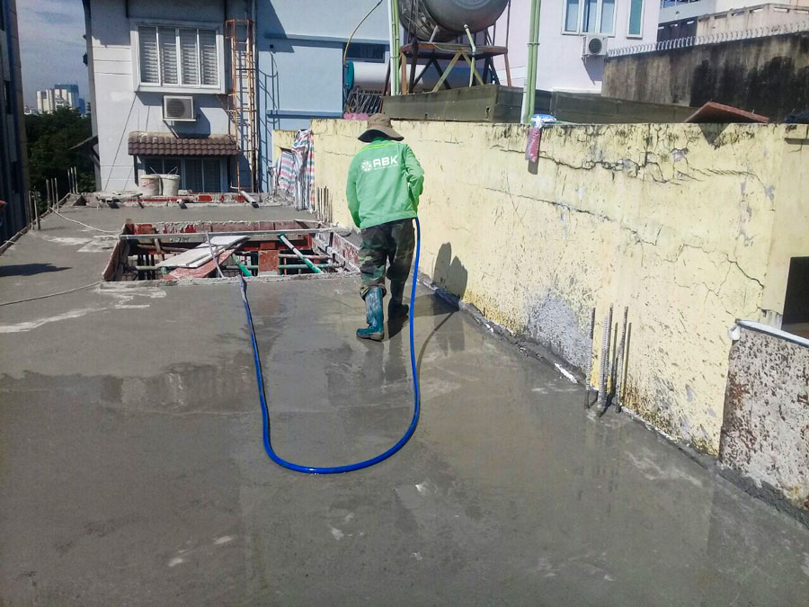 Thi công đổ bê tông sàn tầng 4 nhà anh Lộc