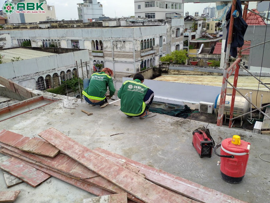 Thi công đổ bê tông sàn tầng thượng nhà anh Lộc