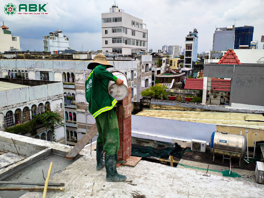 Thi công đổ bê tông sàn tầng thượng nhà anh Lộc