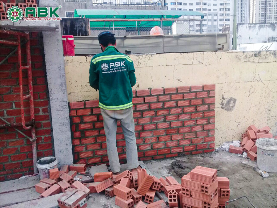 Thi công xây tô tường tầng 4 nhà anh Lộc quận 4