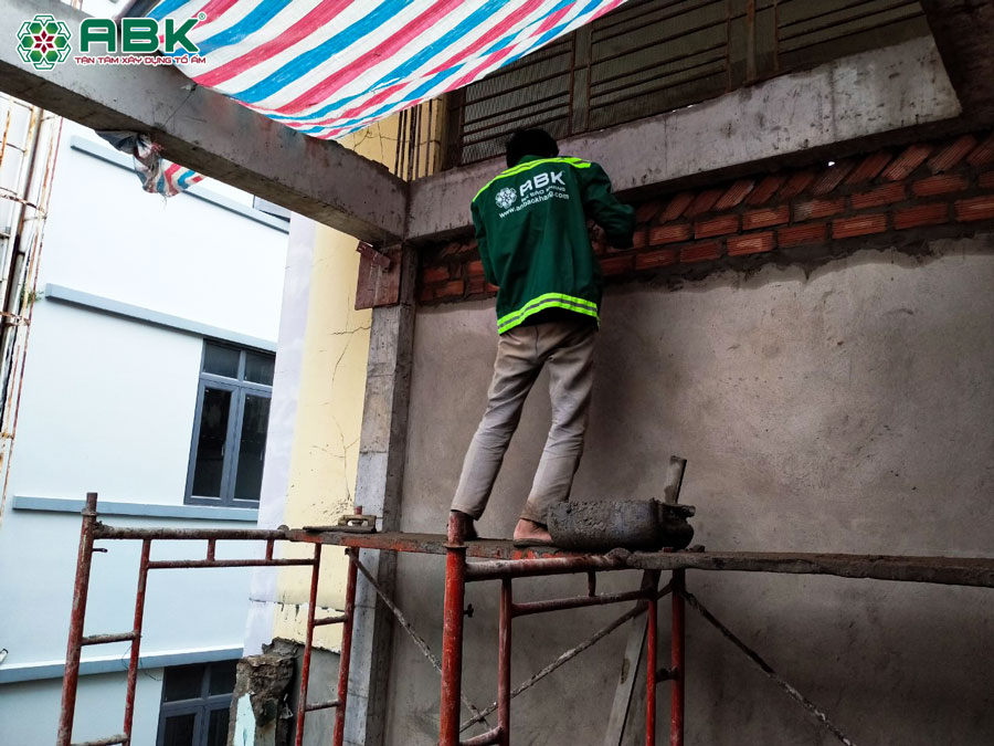 Thi công xây tô tường tầng 4 nhà anh Lộc quận 4