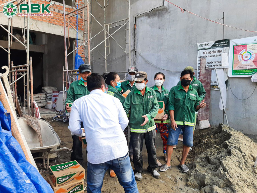 GĐK An Bảo Khang trao quà và tiền cho công nhân dưới công trình