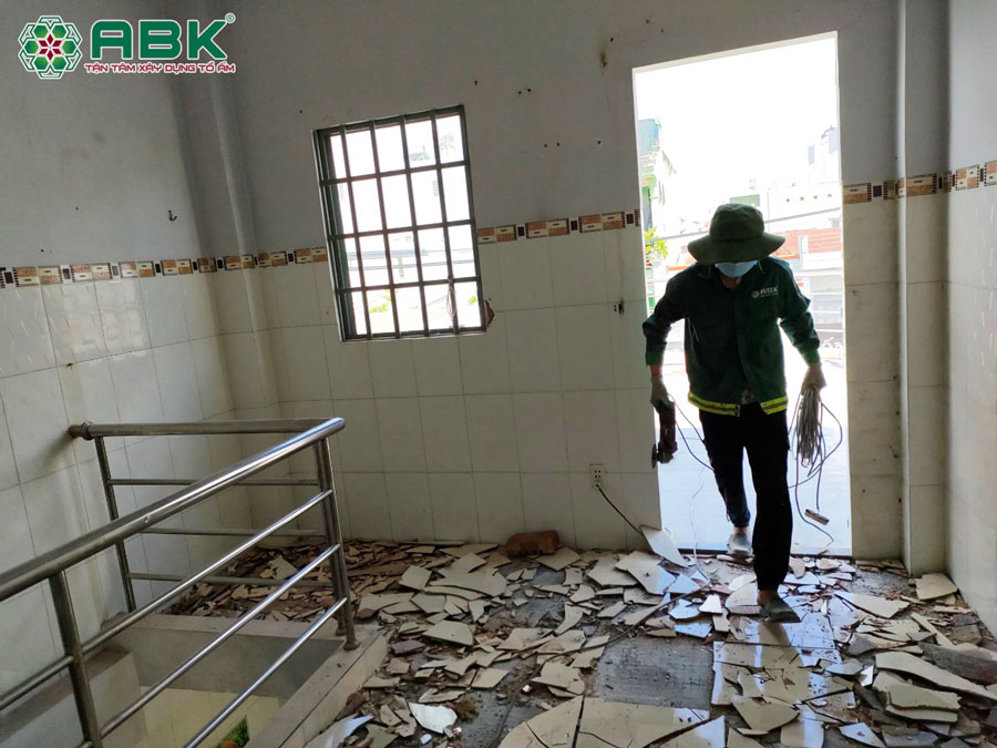 Công tác thao dỡ những phần cũ trong ngôi nhà cần sửa chữa