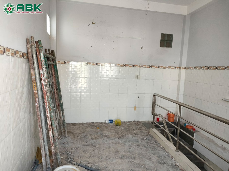 Công tác thao dỡ những phần cũ trong ngôi nhà cần sửa chữa