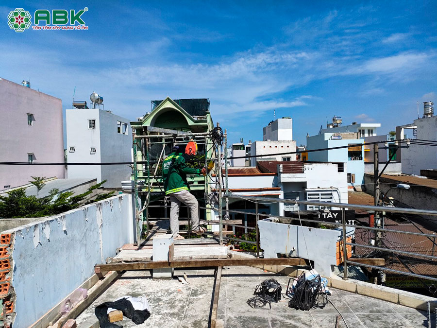 Bắt đầu quá trình chuyển vật tư và thi công sửa nhà