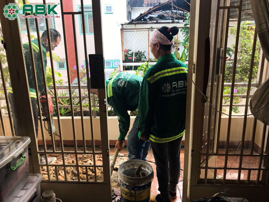 Thi công đục nên gạch ban công cũ