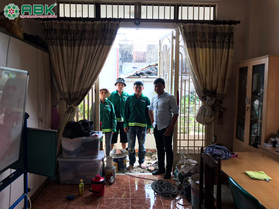 Thi công đục nên gạch ban công cũ, dọn dẹp mặt bằng