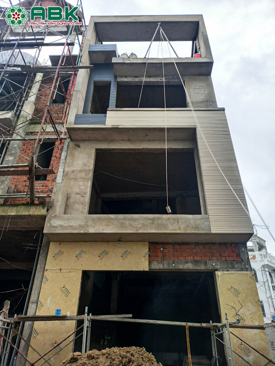 Đảm bảo bề mặt tường thật khô ráo trước khi sơn