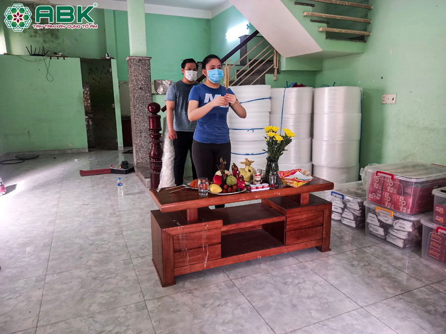 Vợ chồng chị Tú Anh cúng khởi công sửa chữa nhà