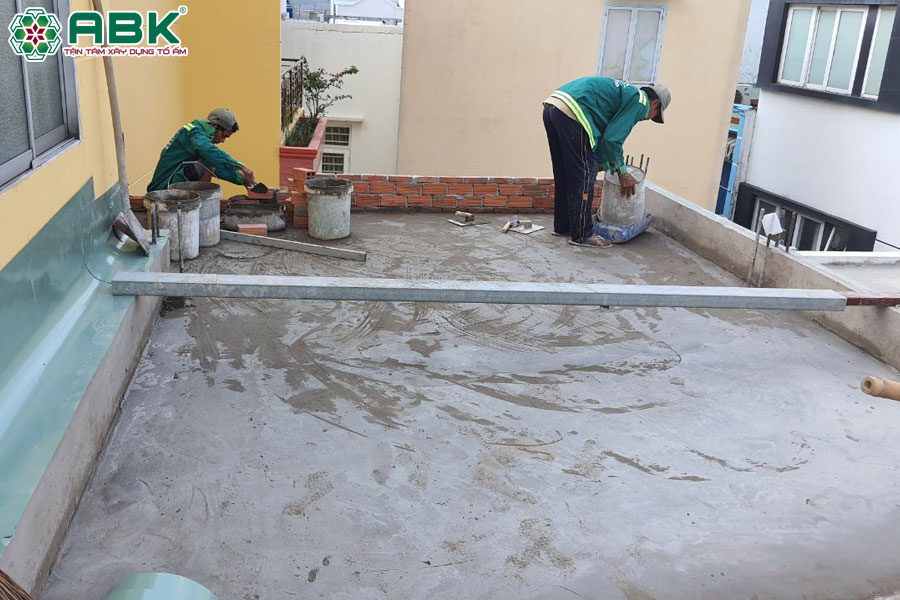 Thi công chống thấm sàn tầng mái nhà chị Thoa