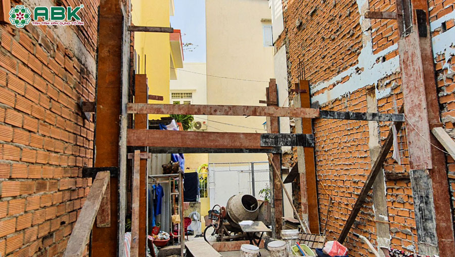 Thi công dựng cốt pha cốt thép, đổ bê tồng cột tầng trệt