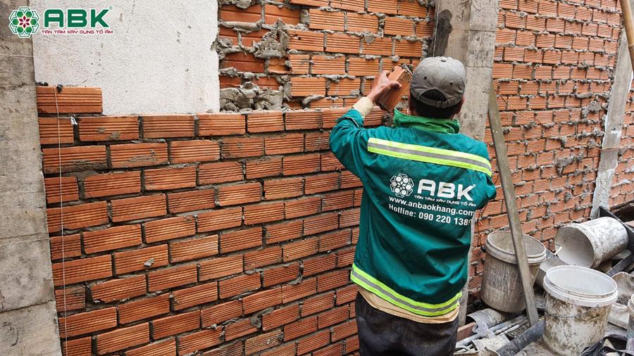 Thi công xây tường tầng trệt