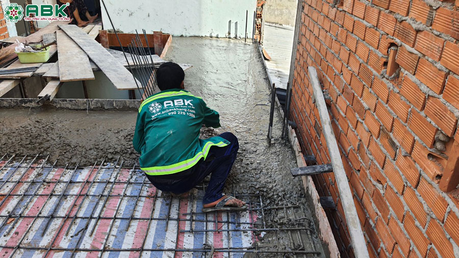 Thi công đổ bê tông sàn tầng 1