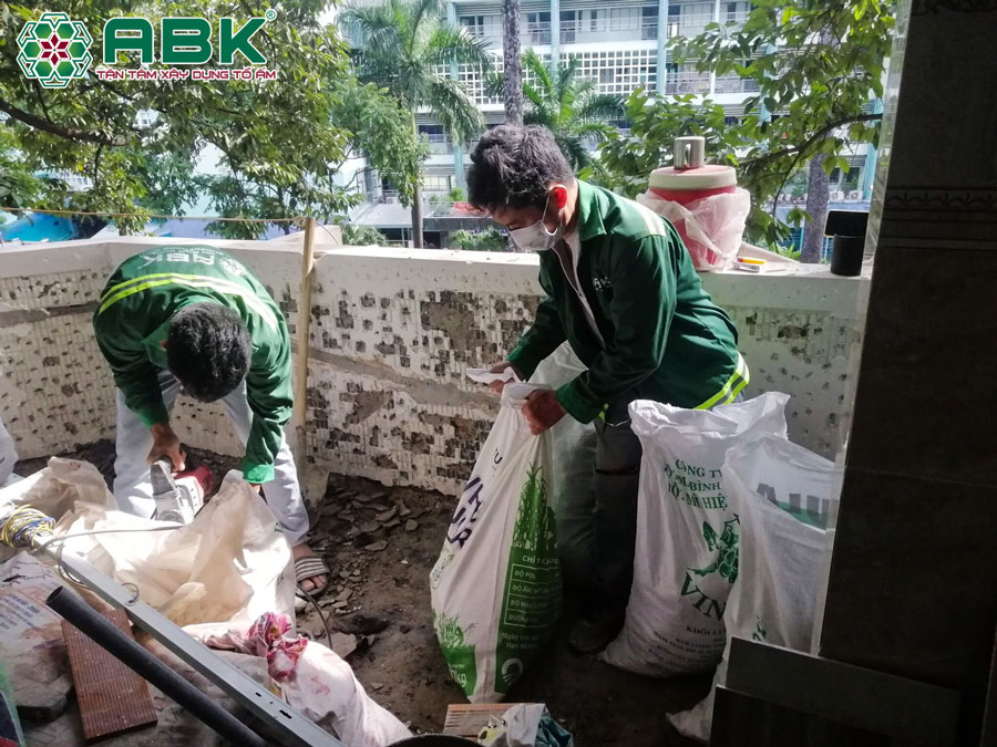 Thi công thao dỡ ban công nhà anh Dũng