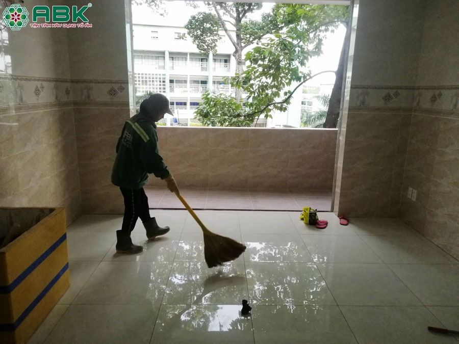 Thi công quét dọn vệ sinh căn hộ anh Dũng