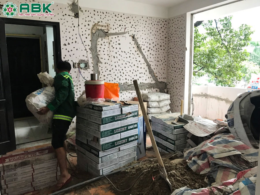 Tập kết vật tư chuẩn bị sửa chữa nhà anh Dũng