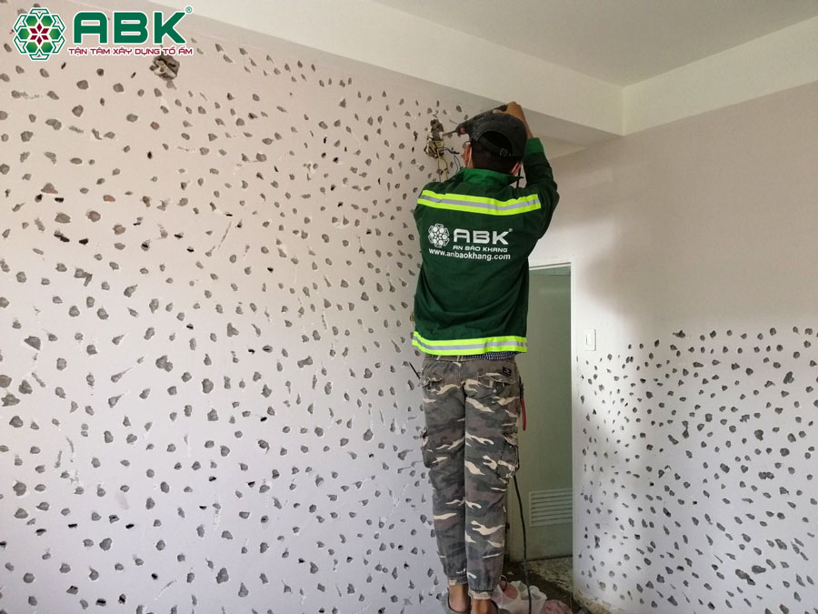 Thi công đục tường chuẩn bị ốp lát gạch