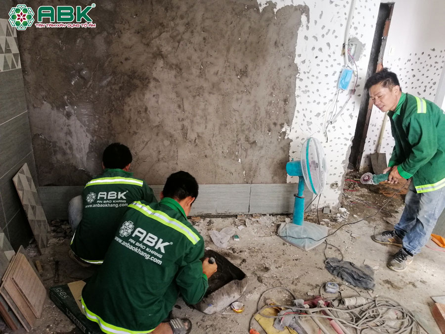 Thi công ốp lát gạch nên nhà anh Dũng