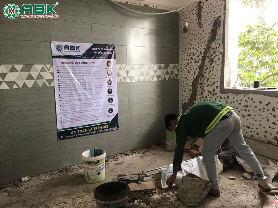 Thi công tháo dỡ chuẩn bị sửa chữa nhà anh Dũng