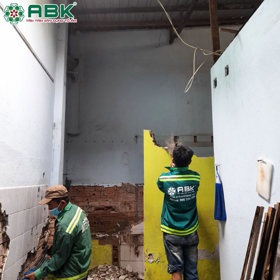 Thi công tháo dỡ hiện trạng cũ của ngôi nhà chú Cần