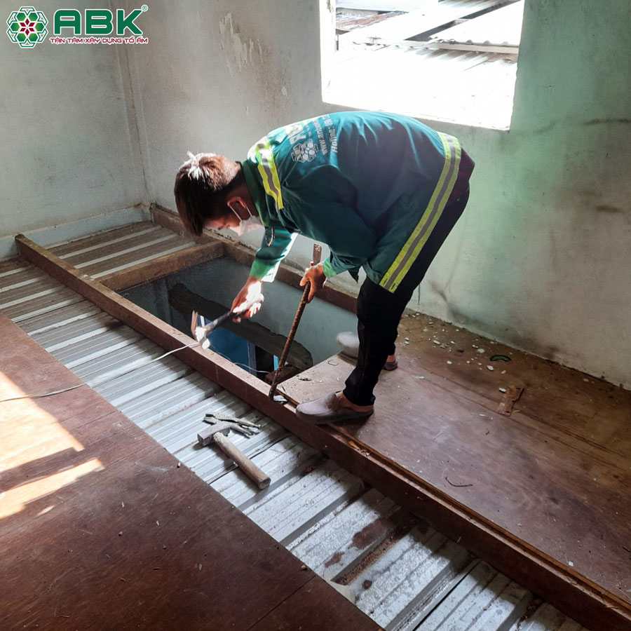 Thi công tháo dỡ các hạng mục cần sửa chữa trong ngôi nhà chú Cần