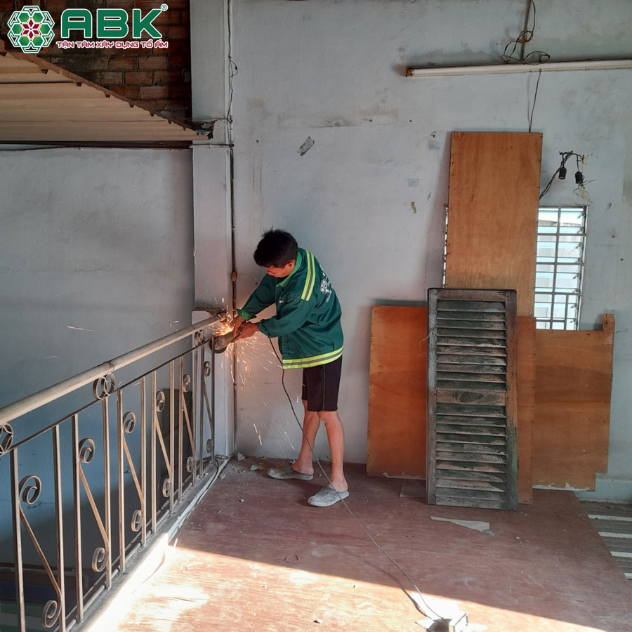 Thi công tháo dỡ các hạng mục cần sửa chữa trong ngôi nhà chú Cần