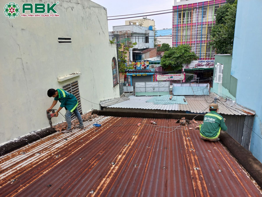 Thi công tháo dỡ các hạng mục cần sửa chữa trong ngôi nhà chú Cần