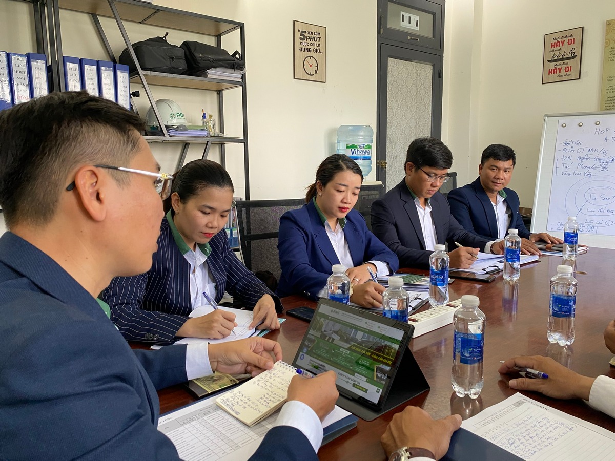 Đồng nghiệp thân thiện, vui vẻ, giúp đỡ nhiệt tình, như anh em trong một nhà